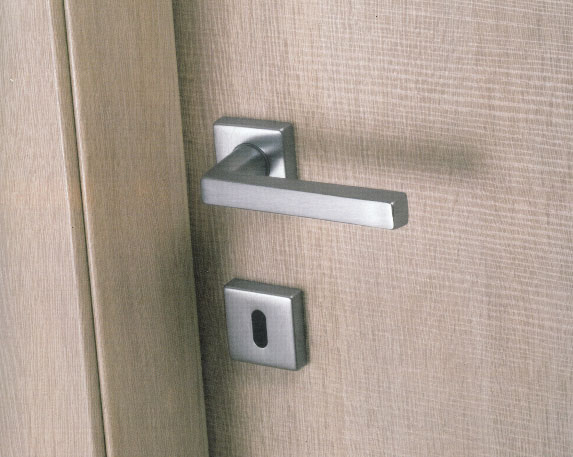 Una porta in legno con maniglia e serratura