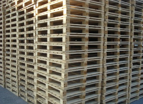 Colonne di pallets: imballaggi in legno prodotti dalla falegnameria Galli