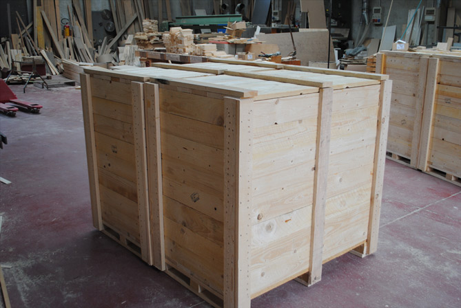 Una delle fasi di produzione casse in legno
